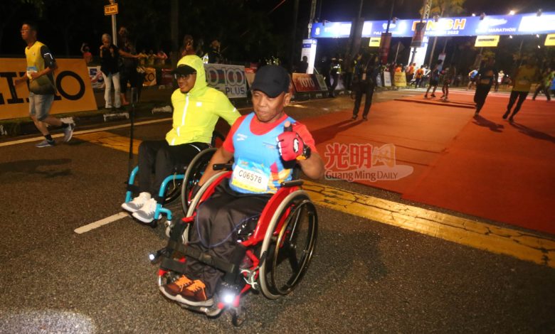 障友憑著堅韌毅力，滾動著輪椅，參與大橋跑。