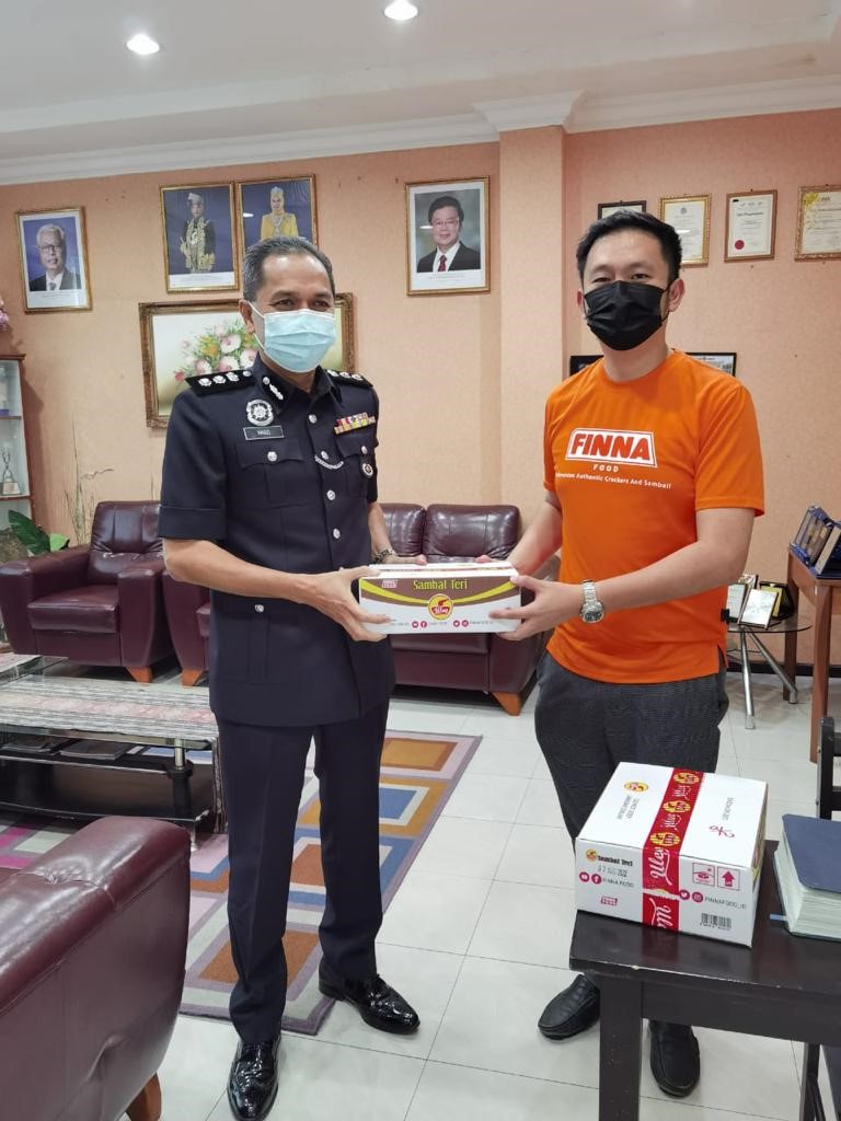 贈送紅椒參峇（Sambal Teri）給警方人員，為抗疫前線打氣。