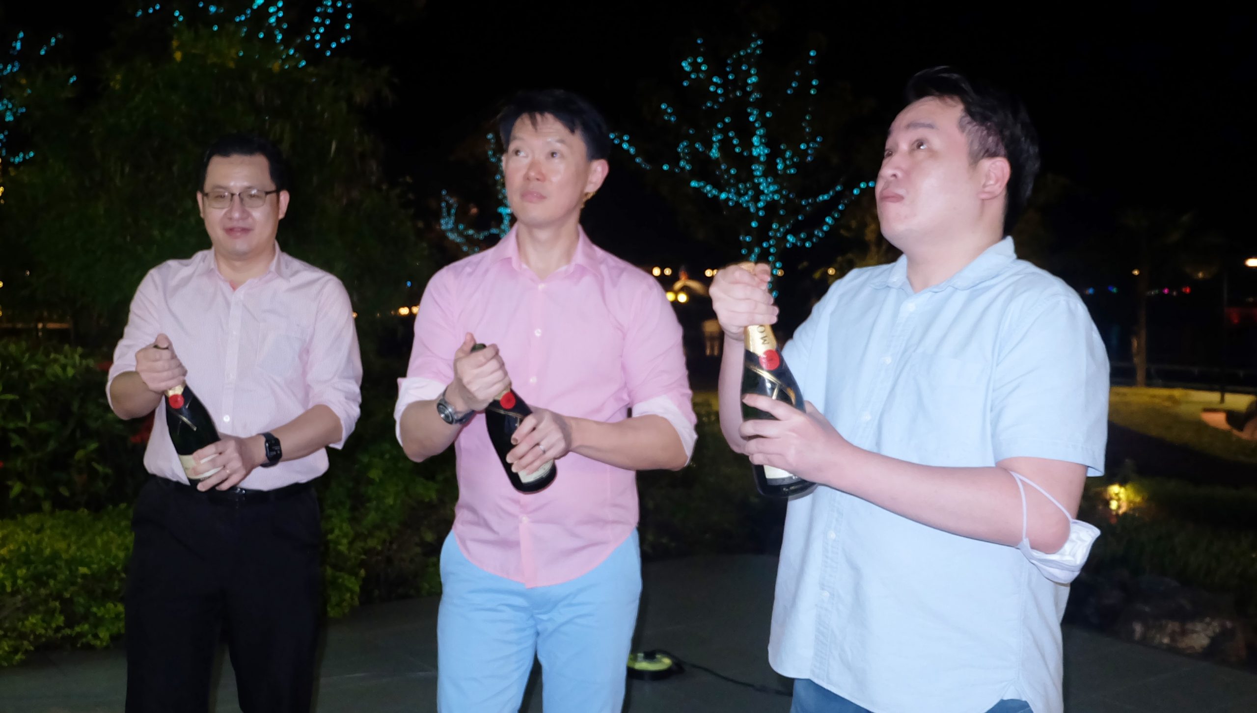 楊征睿(中)、馬俊雄(右)及詹中和律師(左)開香檳預祝聖誕節快樂。