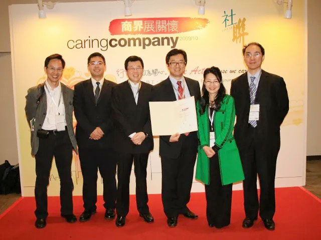 YGL的表現卓越，曾榮獲香港“商界展關懷”獎項。