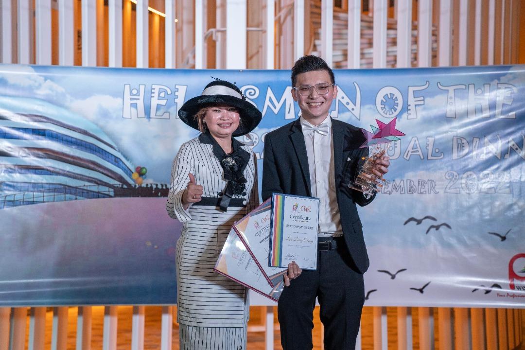 優秀職員Chris橫掃三大獎項，包括2021年Best Supportive , Best Promising 及2022年最佳職員，由李抒芩頒發。