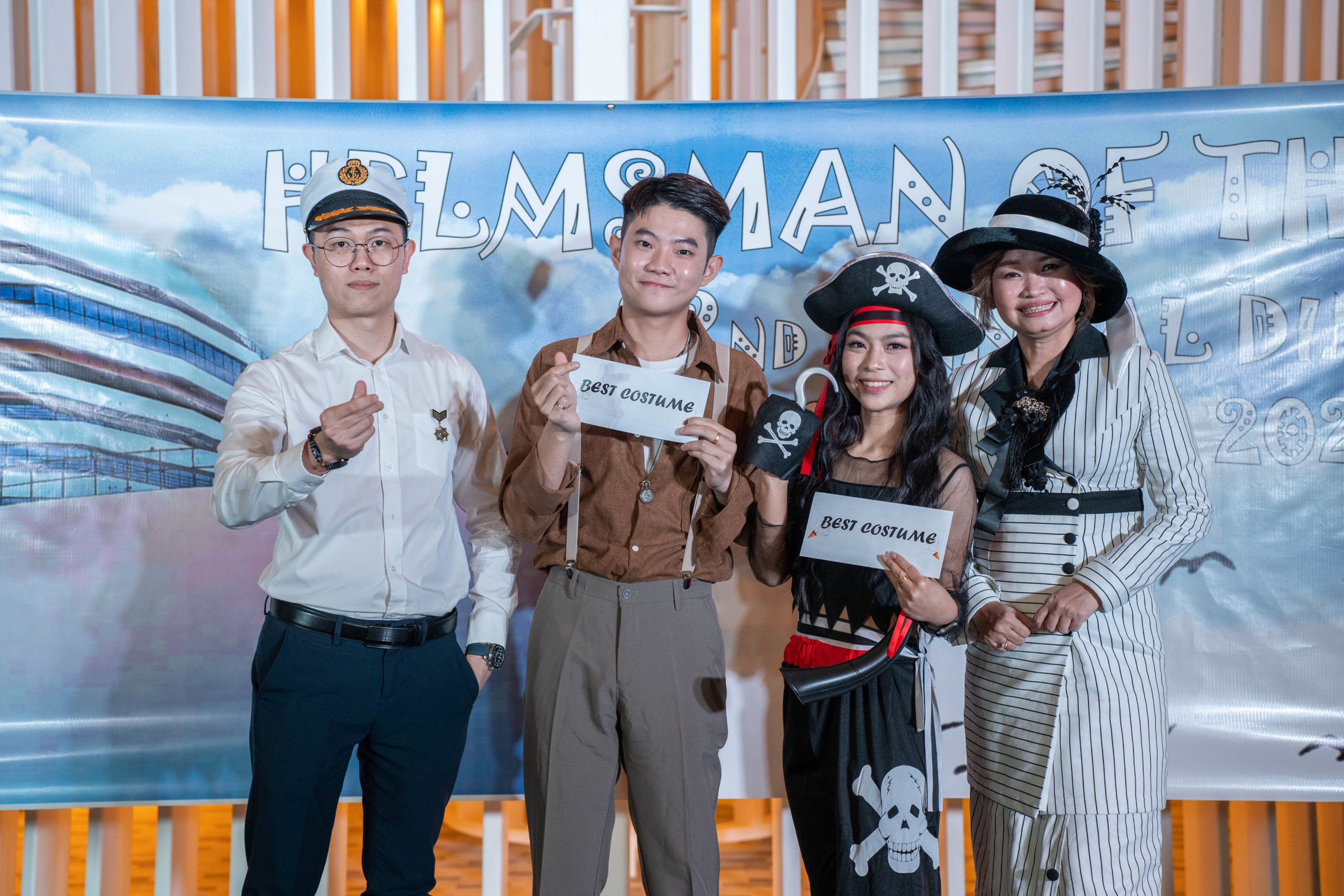 最佳男女服裝獎得主Teoh Khang Wei (左二)与Jesrin(右二)領獎後与頒獎人李抒芩合影(右)。