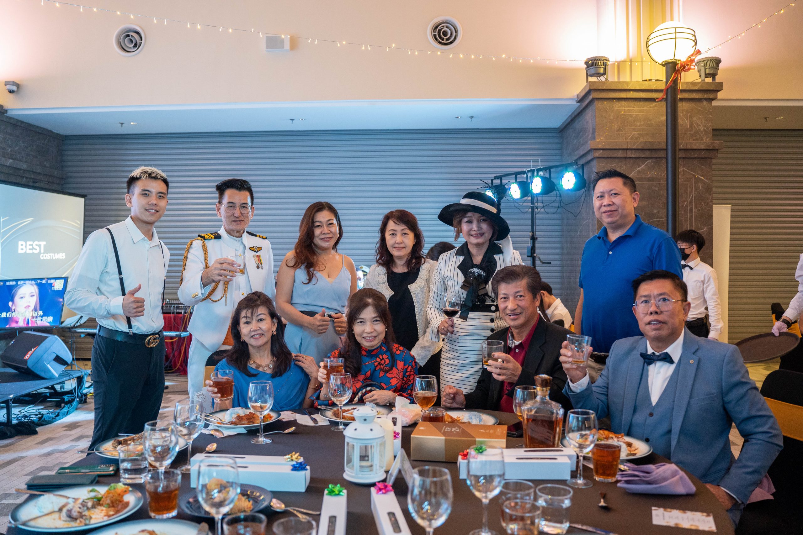李抒芩向主桌嘉賓敬酒。