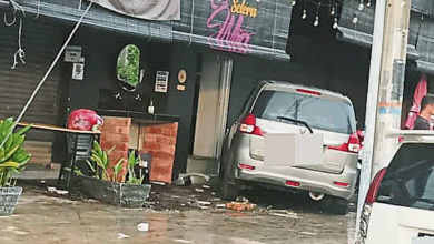 Photo of 疑疏忽駕駛 轎車撞車復撞食店