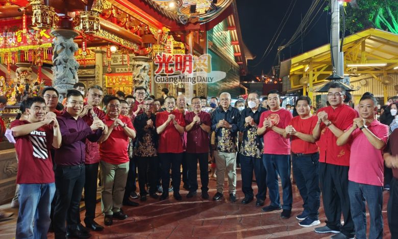 馬華副總會長兼檳州主席陳德欽等馬華領袖到姓周橋天公誕慶典現場參與其盛。