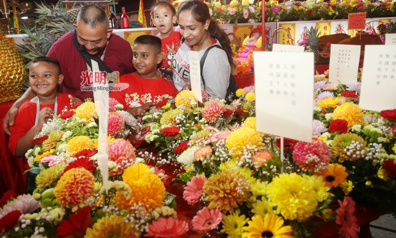 不少善信選擇以鮮花供奉天公。