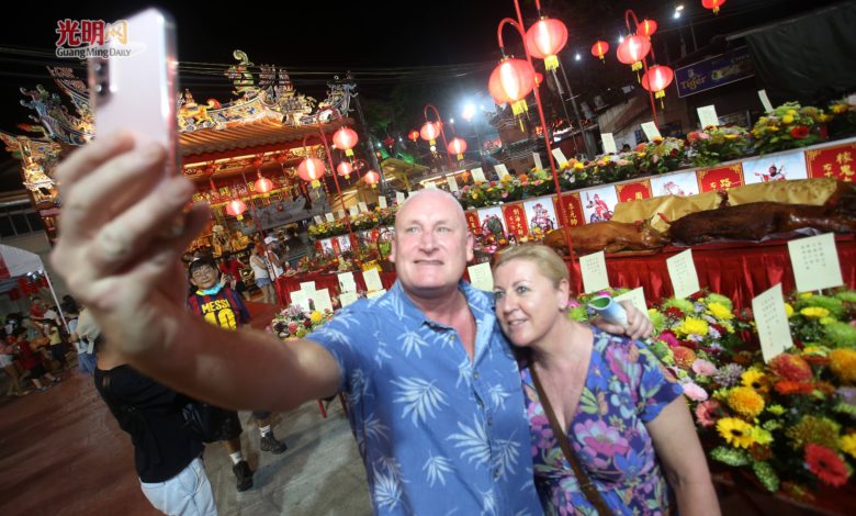 外國遊客為姓周橋天公誕慶典的熱鬧氣氛而著迷。