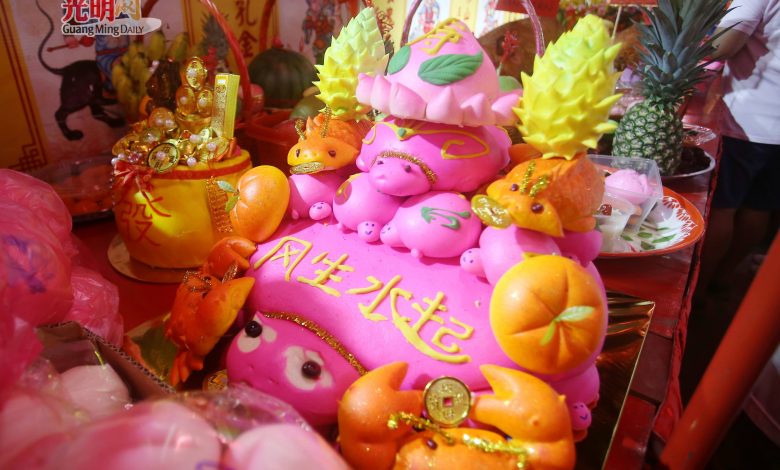 現場可見各種各樣供品，包括果凍燒豬、粉紅龜型面糕及橙色螃蟹型面糕。