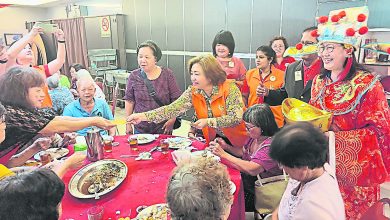 Photo of 馬口獅子會施贈貧老 女會長扮神爺派紅包