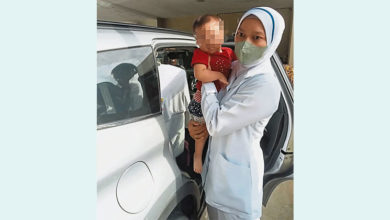 Photo of 1歲女童反鎖車內 母向消拯員求救