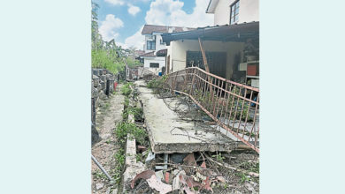 Photo of 承包商違例填高土地 大雨衝蝕圍牆塌