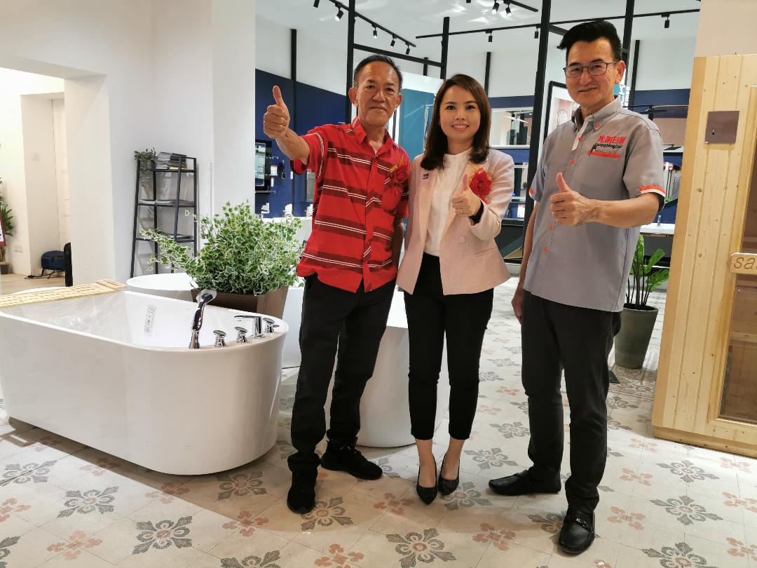 本報廣告營業總監陳帝銓上尉向潘芳儀及文炳良道賀，新張生意興隆。