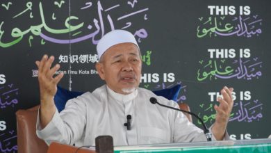 Photo of 【手持長劍長矛盾牌遊行】“猶京劇演員帶刀槍” 伊黨老二:別誇大指伊黨激進分子