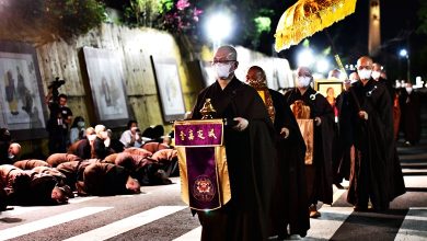 Photo of 【星雲大師圓寂荼毘大典】僧信綿延1公里 叩首恭迎舍利回山