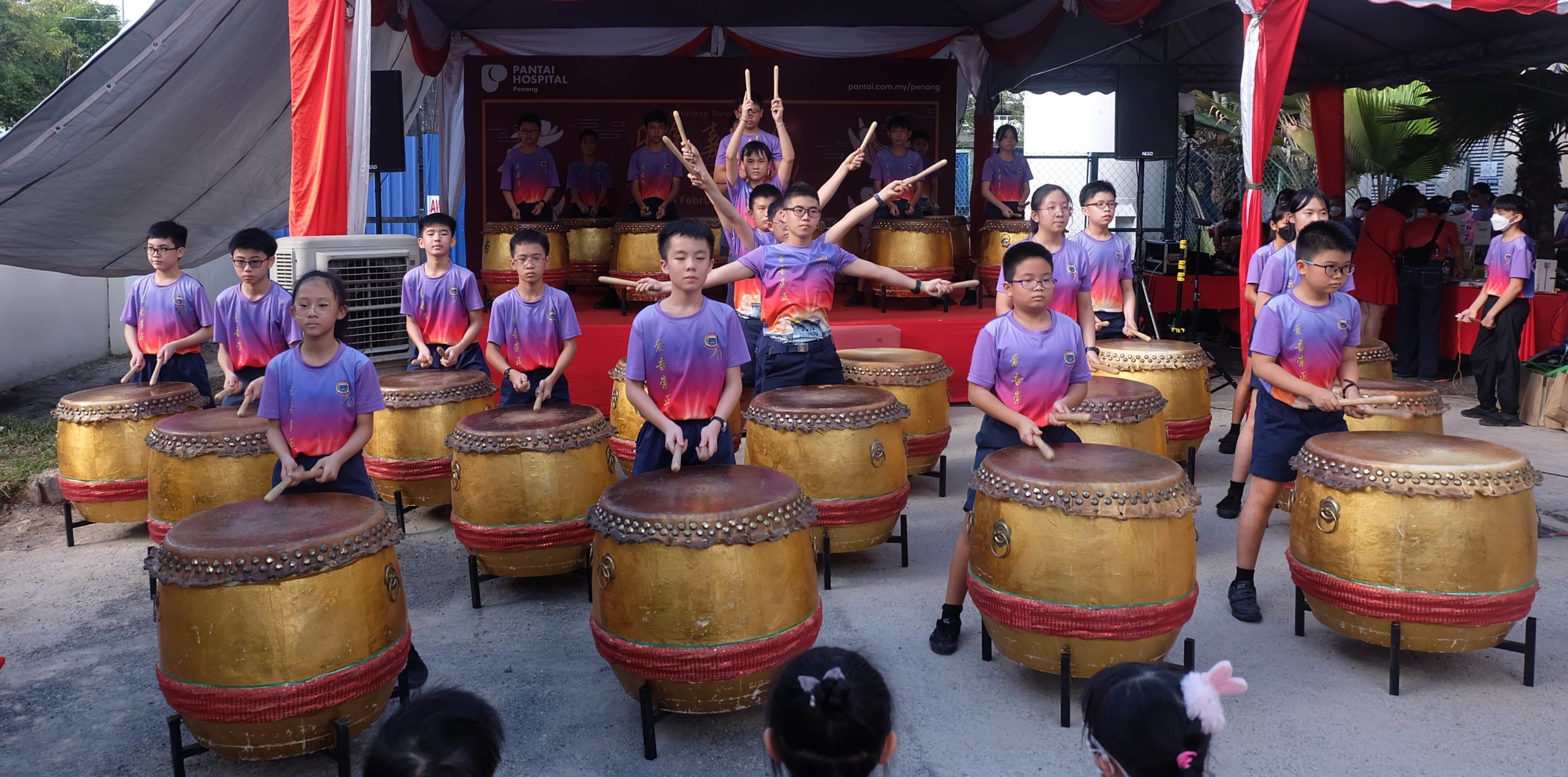 The twenty-four seasonal drums presented by Xingang Chongzheng Primary School are magnificent.