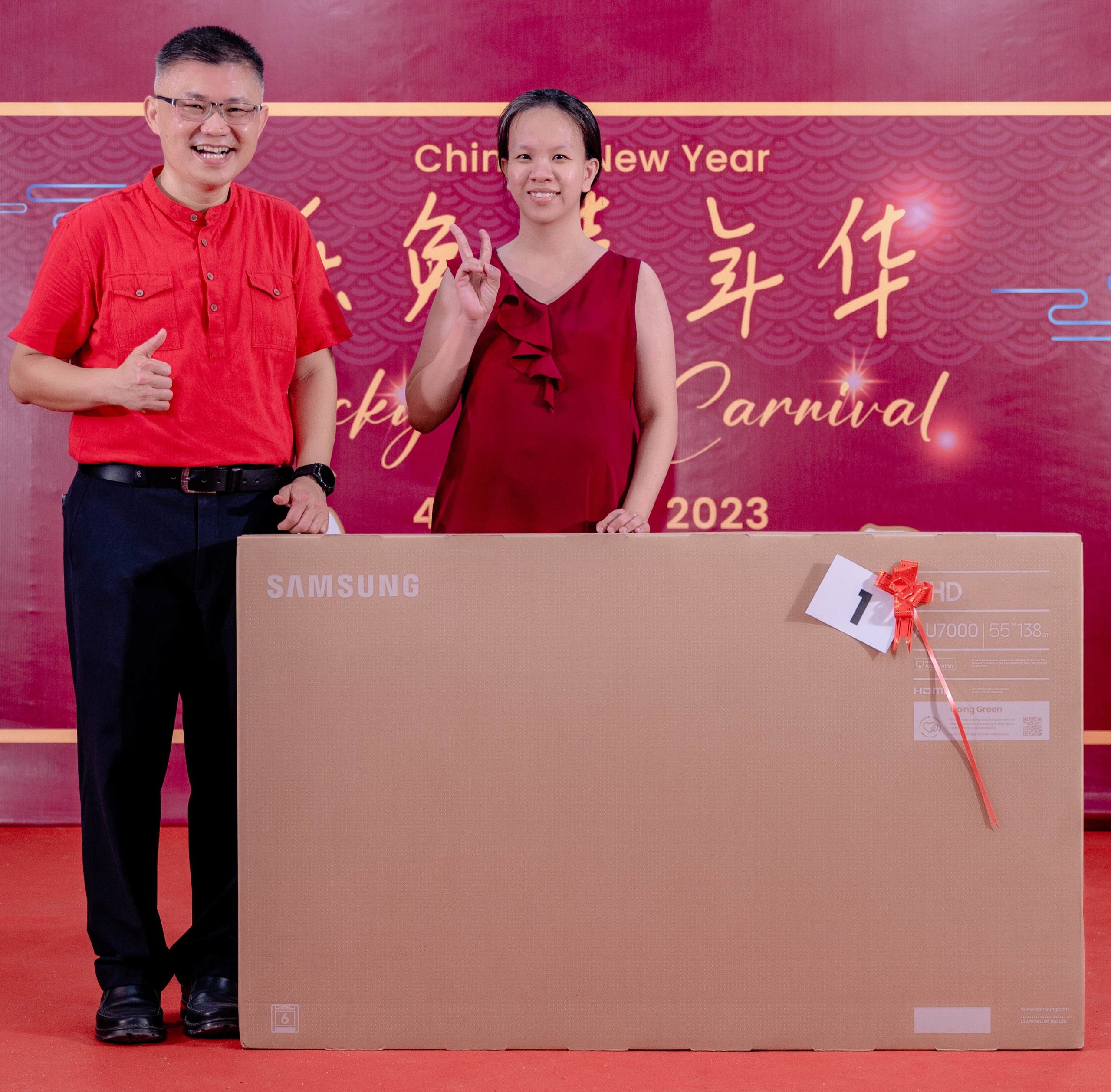 潘文烈（左）頒發52寸三星智能電視機給福星高照的Ong Yan Min。