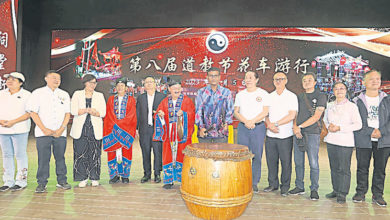 Photo of 道教節花車遊行復辦  信徒冒雨撐傘隨行