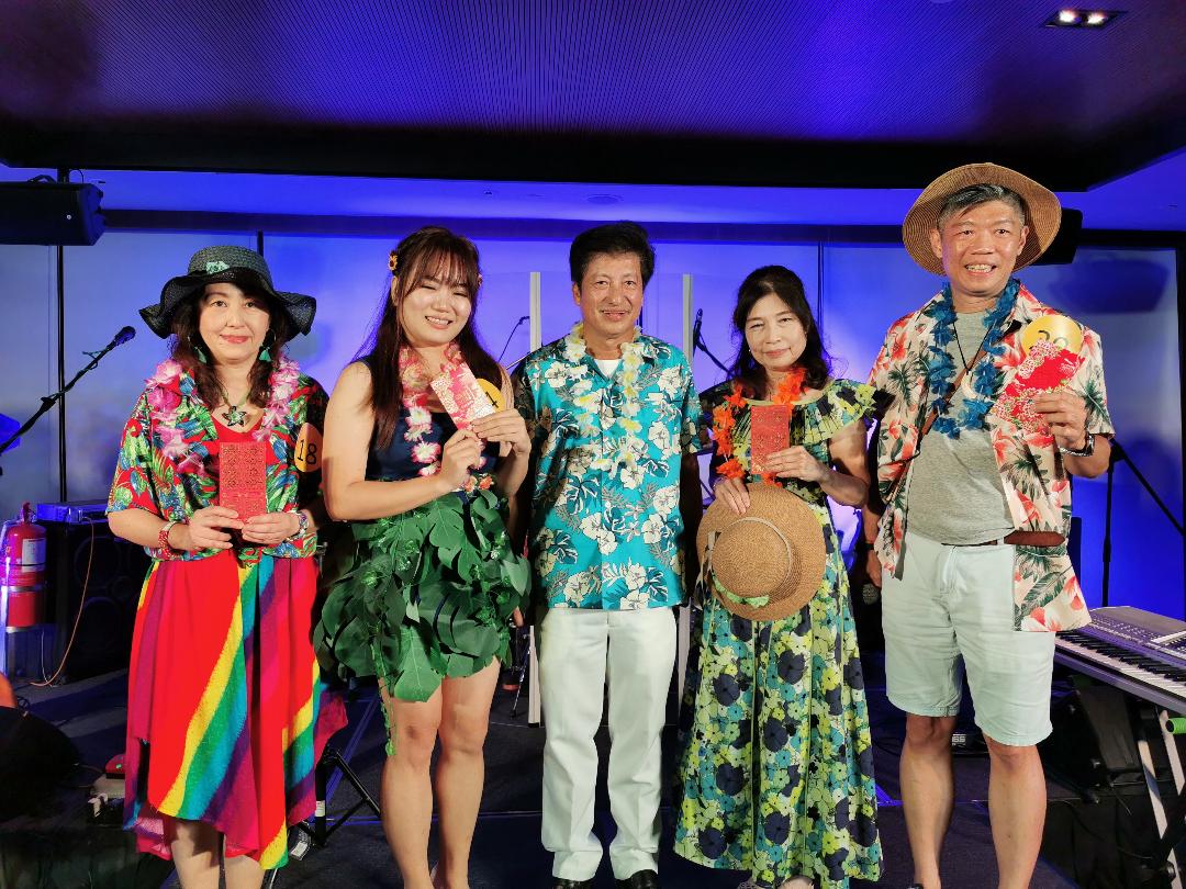 Dato Peng Yongtian (middle) presented the Best Costume Award winners, from left to right Chong Weiling, Ye Meijuan, Ni Yuxin and Wang Risheng.