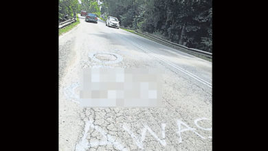 Photo of 疑塗鴉者不滿路洞沒修補   道路畫不雅圖宣洩