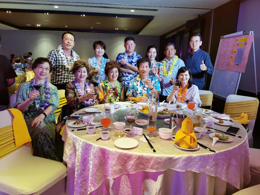 A group photo of all the guests and the host family, Datin and Dato Peng Yongtian from the right, Dato Zheng Meiman, Wang Tingting, Mrs. Weng Sinan, the back row from the left is Professor Weng Sinan, prospective Dato Hu Xinhua, Hong Fuyuan, Zhang Qiuhe and his wife and Chen Diquan captain.