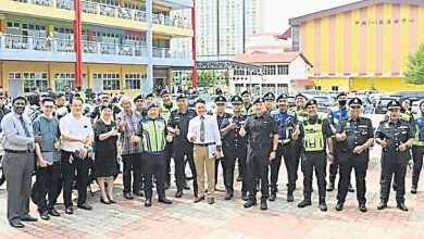 Photo of 鐵馬巡警抵甲洞二校 師生歡騰慶警察日