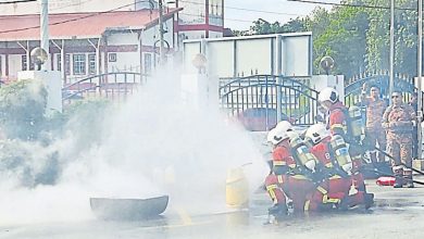 Photo of 波警區滅火演習求逼真  現場召真消防車救火