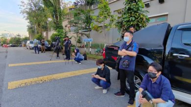 Photo of 女子慕尤丁住家外嘆一句 ​“我以為他是最好首相…”