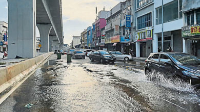 Photo of 甲洞大街水管又爆裂