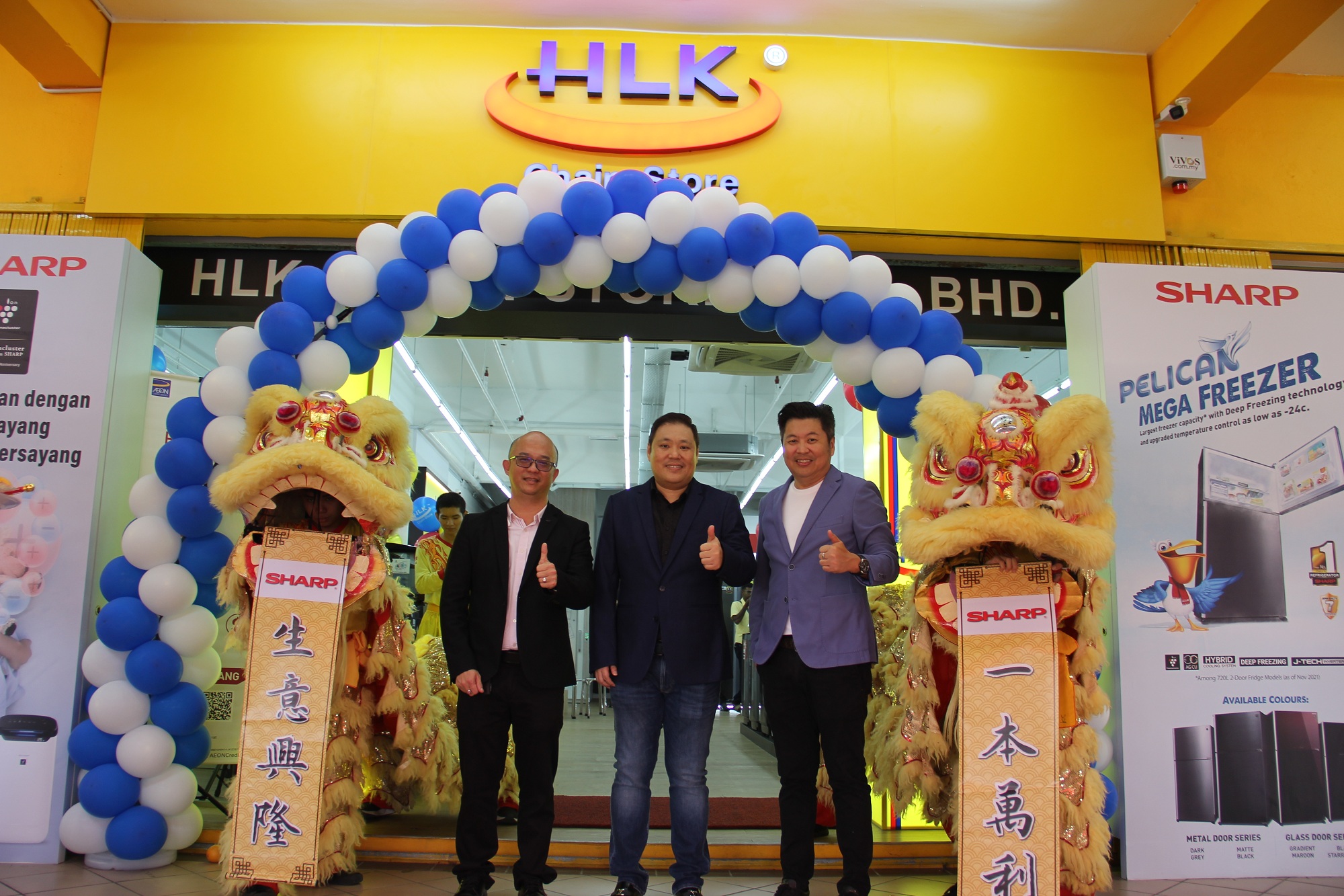 Group Managing Director Dato' Lim Kee Leong (middle), Executive Director Lim Kee Wei (right) and General Manager of the electrical appliance brand Sharp Wang Defu presided over the opening ribbon cutting.
