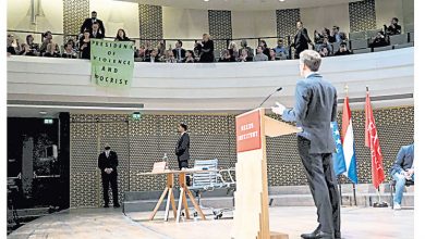 Photo of 馬克龍訪荷蘭 演說遭示威者打斷