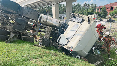 Photo of 羅里撞交通燈墜溝 司機腳部被夾送醫