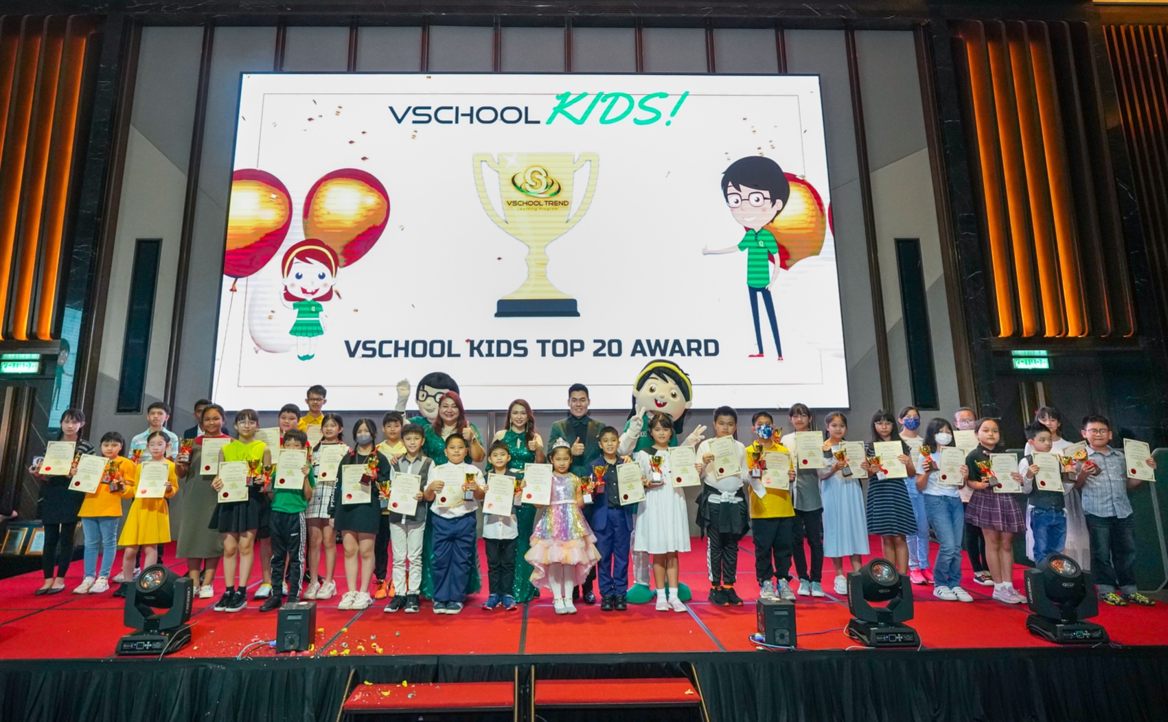 20位頂尖VSCHOOL KIDS領獎後與頒獎人準拿督郭憓岷博士，拿督林麗鳳博士，洪俊得博士開心合影。