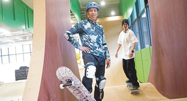 [Night Eye Care]Gold medal coach has no limit in life, 65 years old, skateboarding and sliding out of freedom