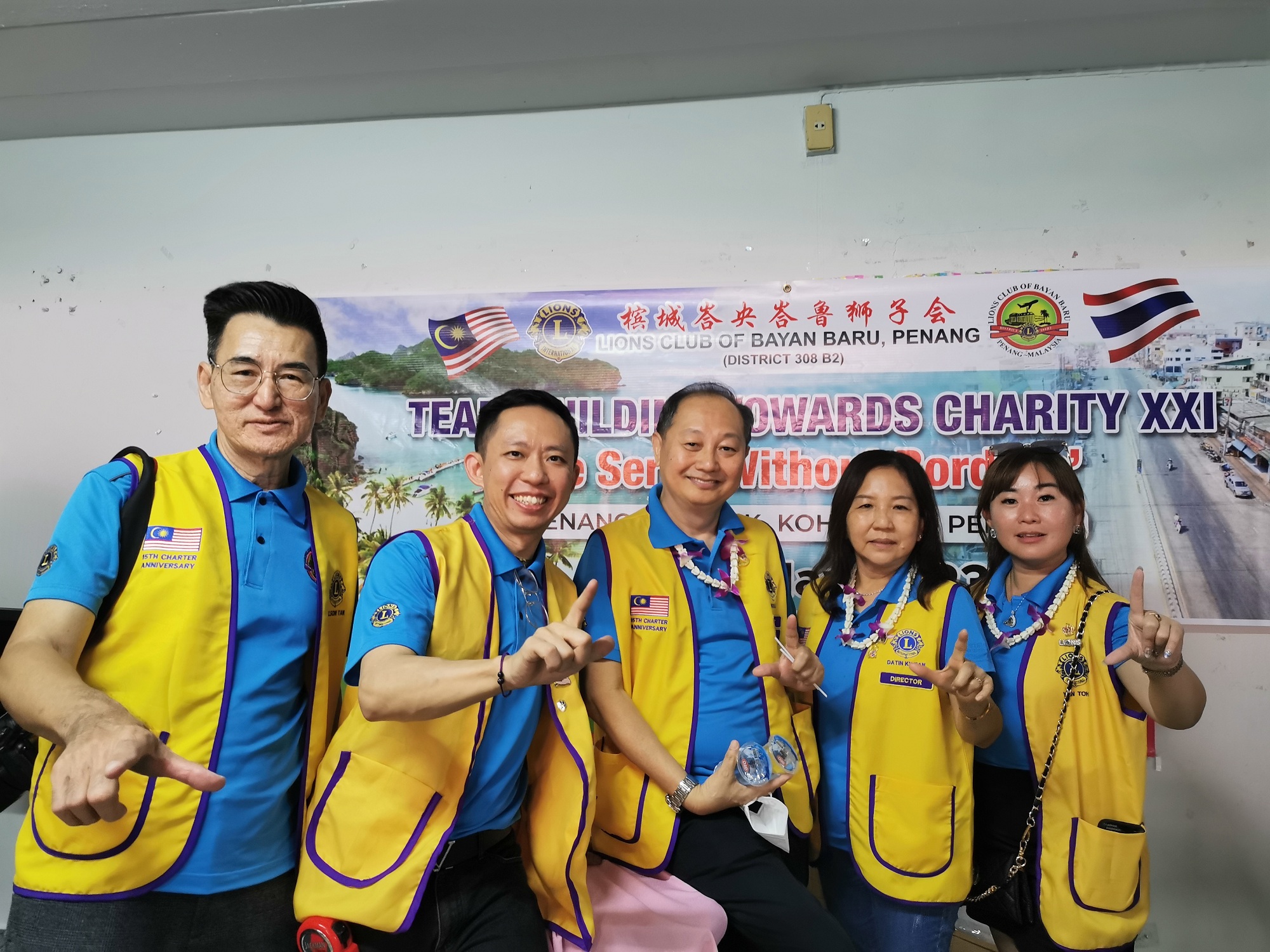 President-designate Datin Tan Kim Heong (second from the right) participated in the Southern Thailand Charity Walk, with Tu Yanhao on the right, Captain Chen Diquan from the left, Huang Yuliang and former president Dato' Li Zhongli.