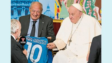 Photo of 德勞倫蒂斯獲教皇接見 贈那玻利球衣和老馬金像