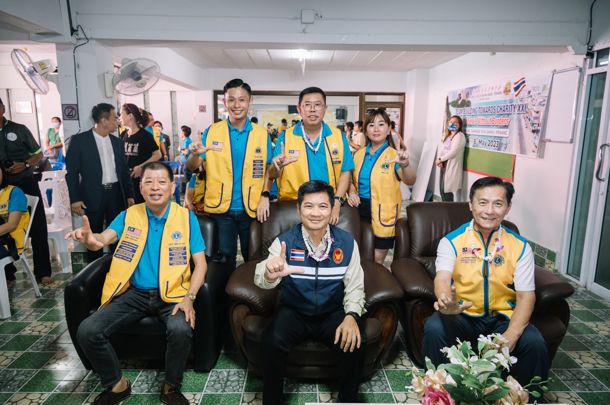 Raschada personally returned to southern Thailand to welcome the Bayan Baru charity team, former Dato' Sri Goh Ting Fu, right Li Huijiao, back row from left Zeng Weizhong, Xie Jinhua and Tu Yanhao.