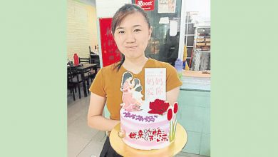 Photo of 女大學生提早返鄉慶祝  蛋糕寫“兔氣揚媽”送媽媽