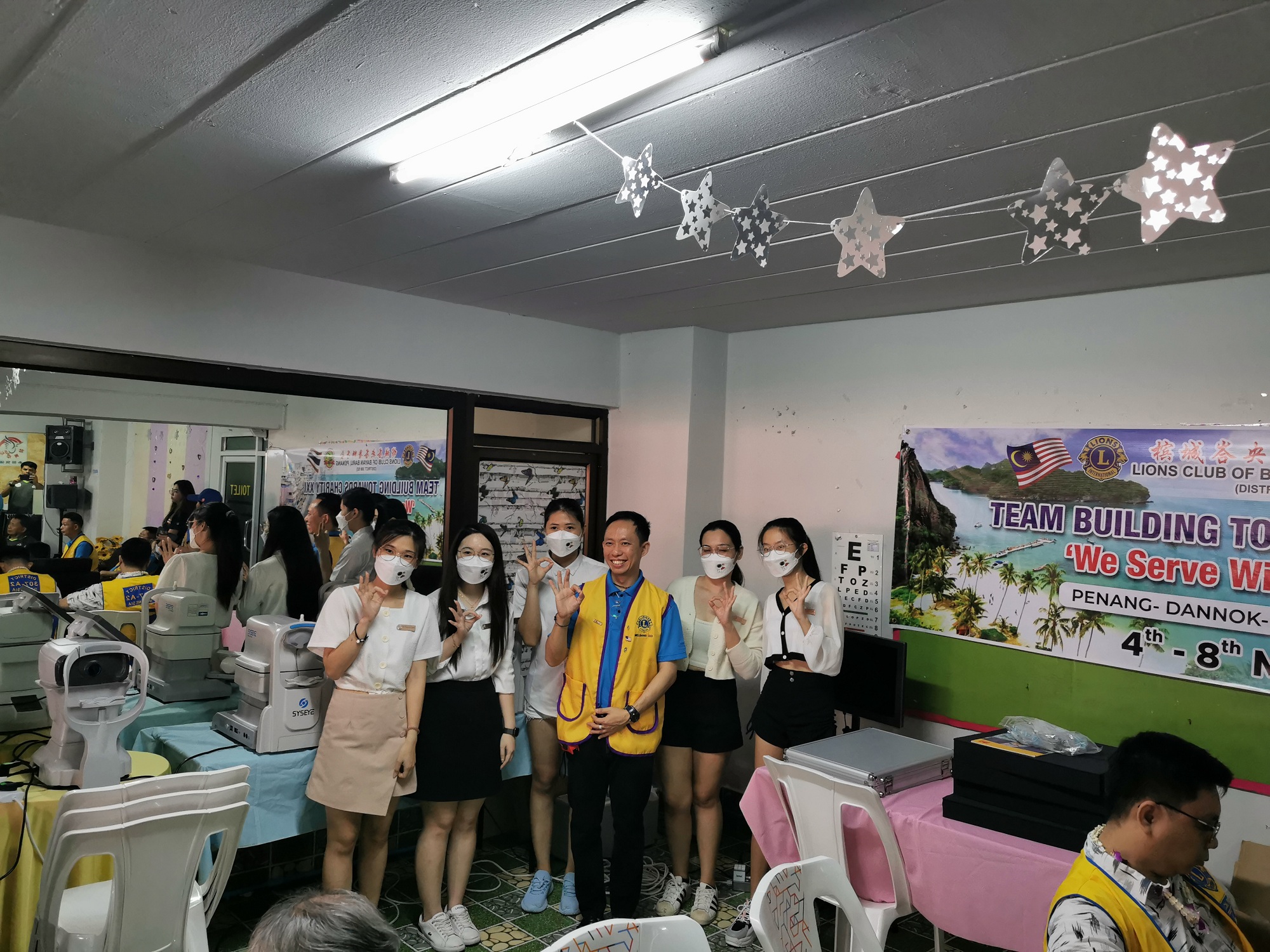 Huang Yuliang (Melbans) also sent a professional eye examination team with excellent eye examination equipment to examine the eyes of the children and villagers on the scene.