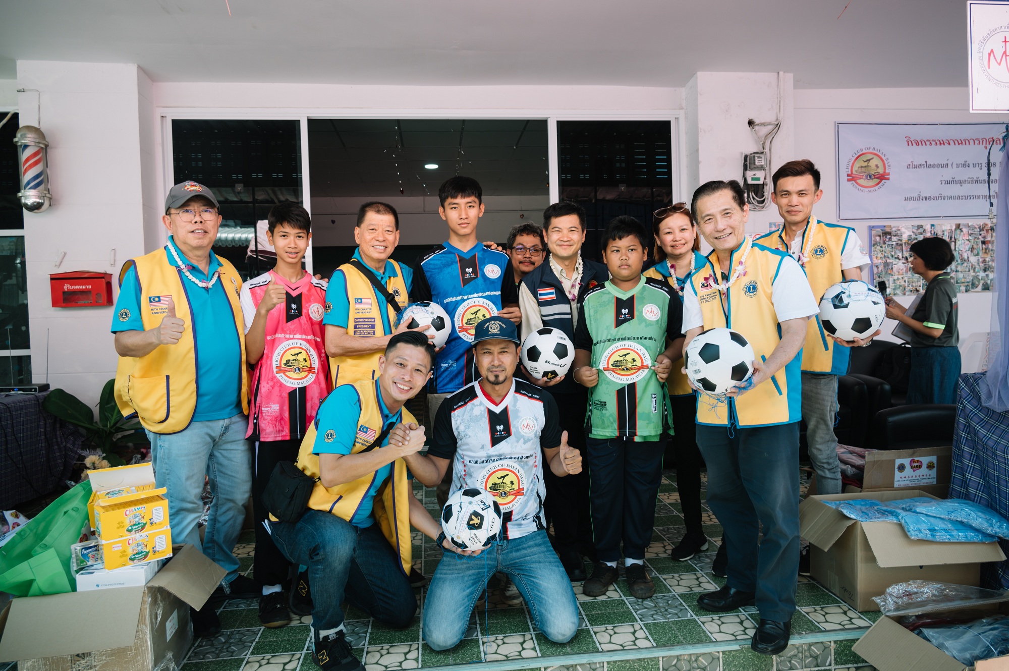 峇央峇魯獅子會贈送足球衣及足球運動用具于該院。
