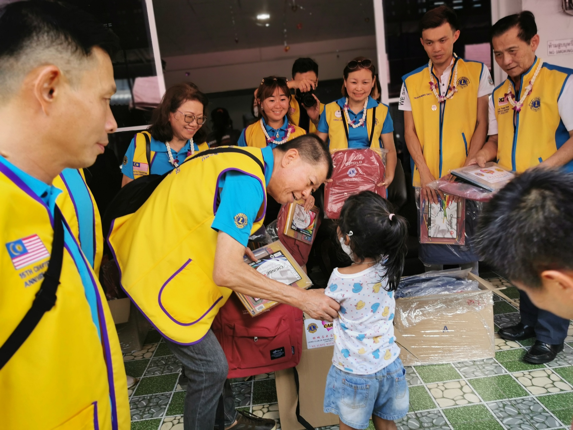 Dato' Seri Goh Bing Fu of Lions Clubs International Humanitarian Partners cared for the little children in southern Thailand.
