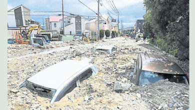 Photo of 日伊丹市河流決堤  汽車慘遭泥沙掩埋