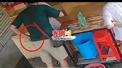 Photo of 外籍男買雞蛋偷龍轉鳳 向小販借鈔票欣賞 拿錢就塞口袋