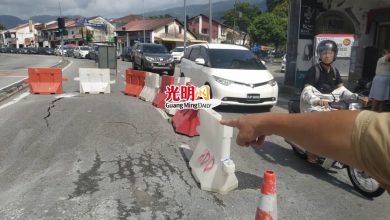 Photo of 柑仔園路面“膨脹”龜裂  還不停溢出不明液體