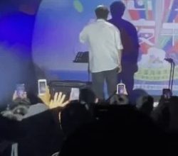 Photo of 蕭煌奇面向背板唱歌  網罵爆助理失責