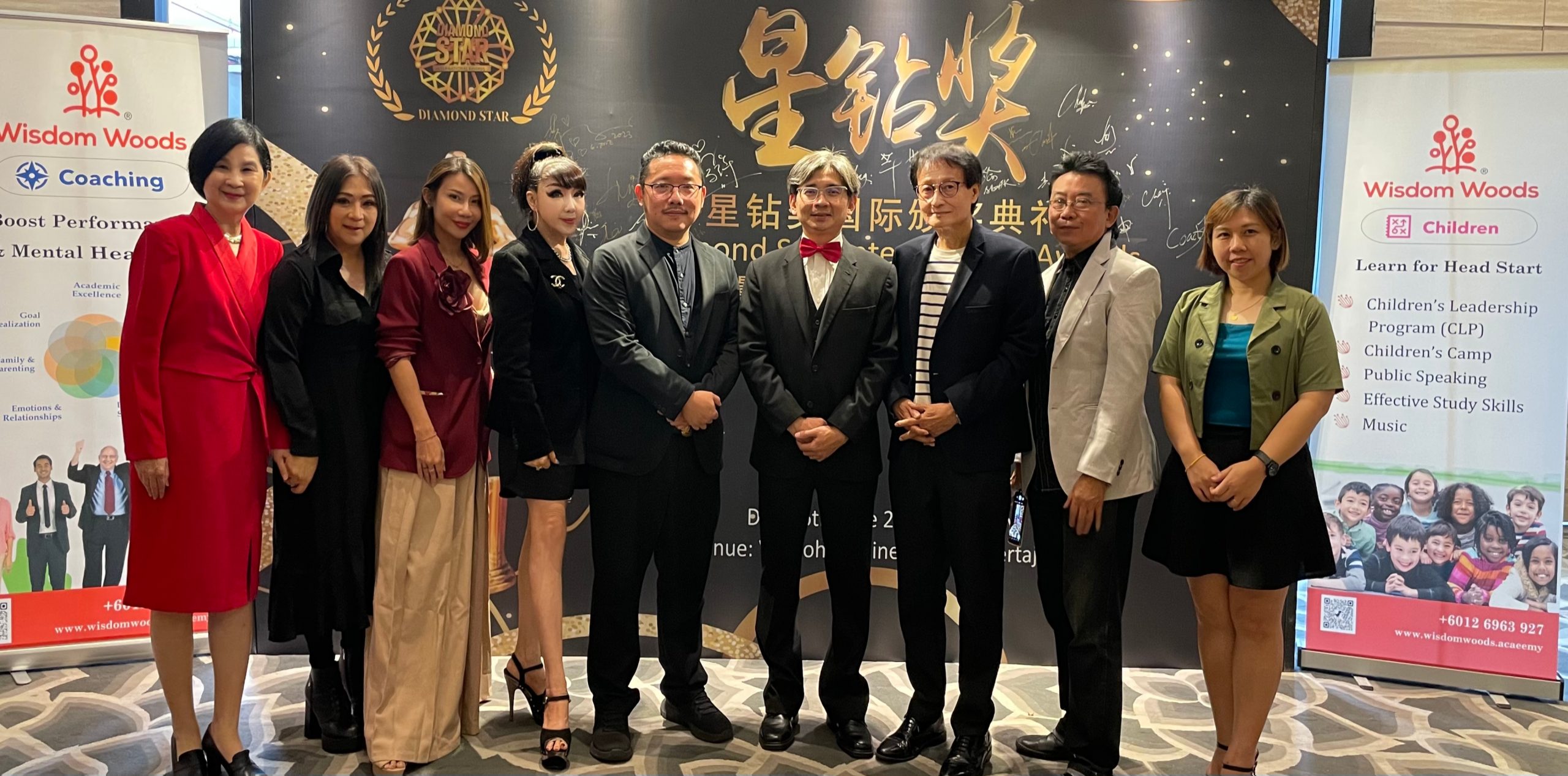 The Deputy Manager (Administration/Publishing) of the newspaper, Zhang Zhizhi (1st from the right), attended the press conference and took a group photo with the guests. From left: Lin Yueying, Qianyun, Yu Peifen, Xu Wenshi, He Jinyi, Chen Qiguang, Chen Dong and Yi Lun.
