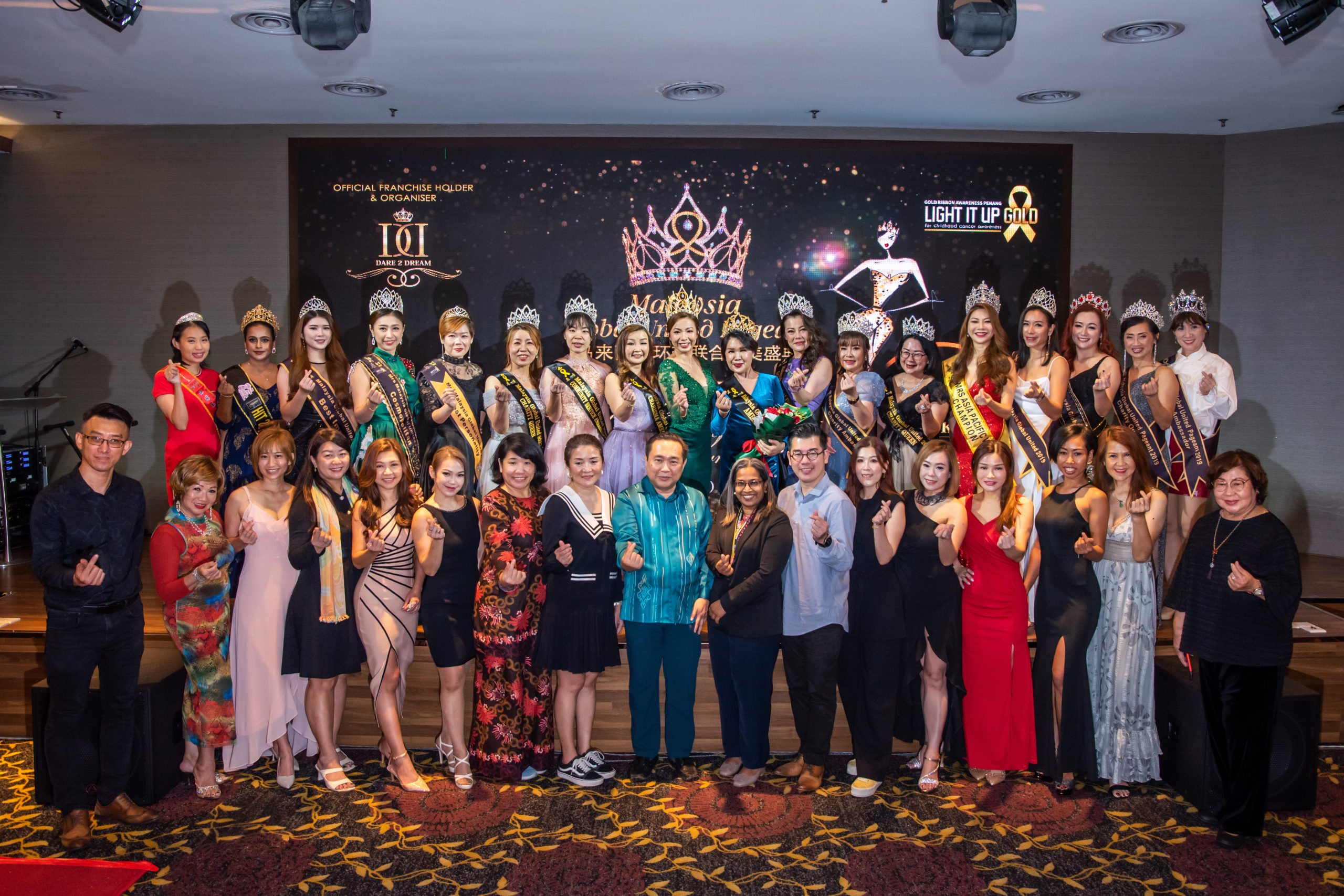 A group photo of all charity beauties, charity ambassadors, working committees and representatives of beneficiary groups.