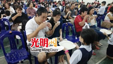 Photo of 北海中華二校雙親節 學生下跪 為父母奉茶
