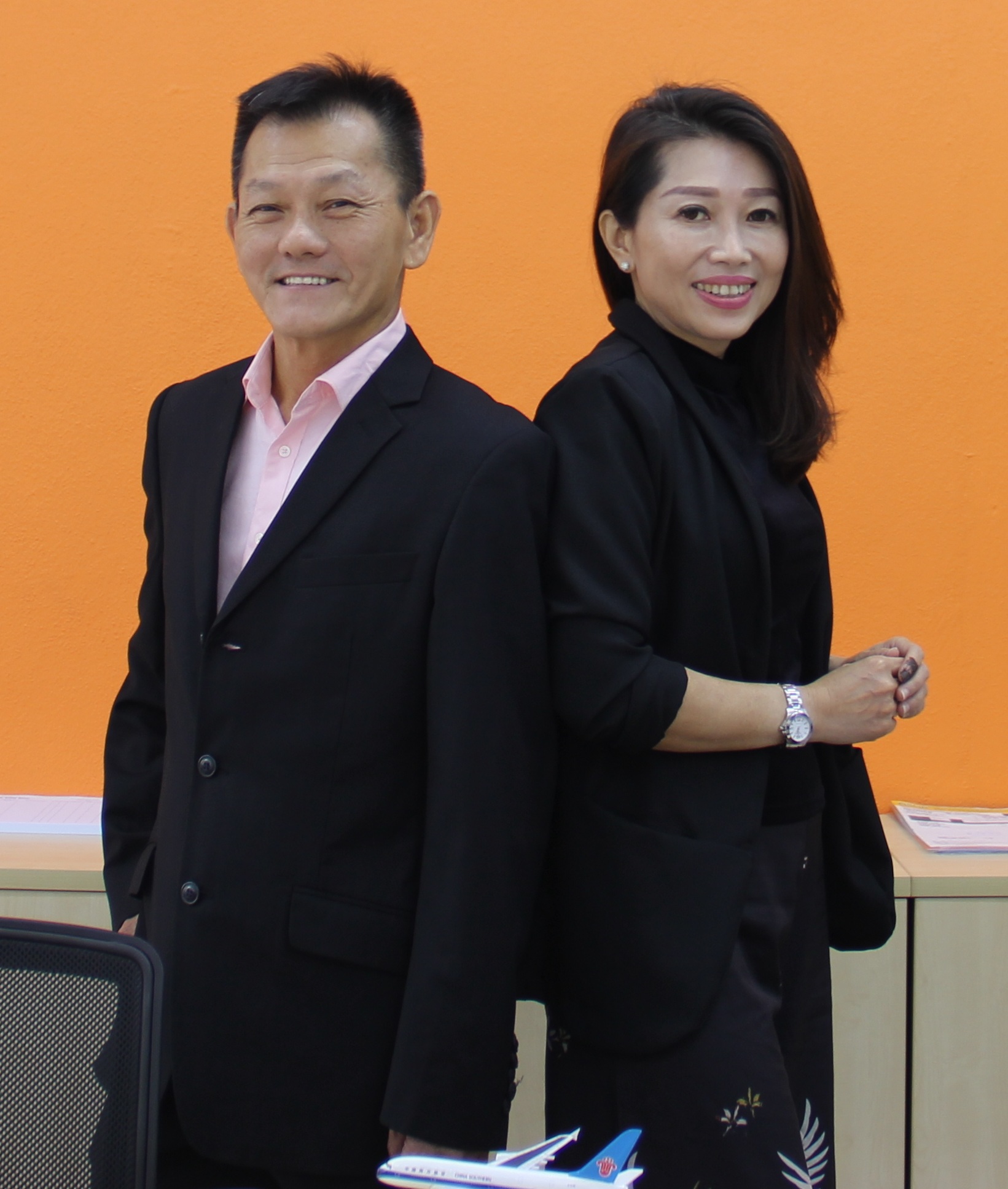 The founders of Sunshine Travel are Hong Zichao (Allen) and Chen Peisi (Patsee).