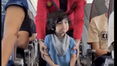 Photo of 3歲童搭飛機拒系安全帶 空姐耐心一招搞定