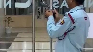 Photo of 【視頻】為阻員工擅自離開公司 經理下令鐵鏈鎖大門